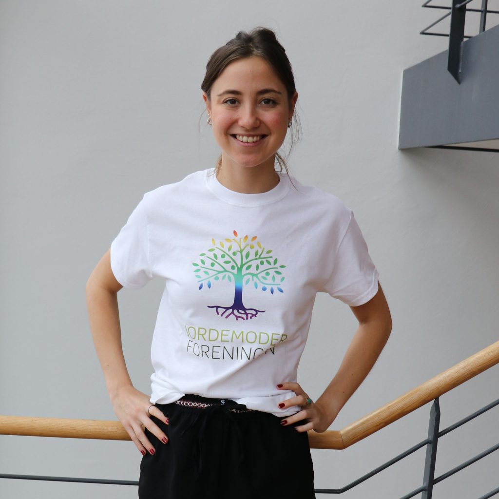 T-shirt med Jordemoderforeningens logo i regnbuefarver